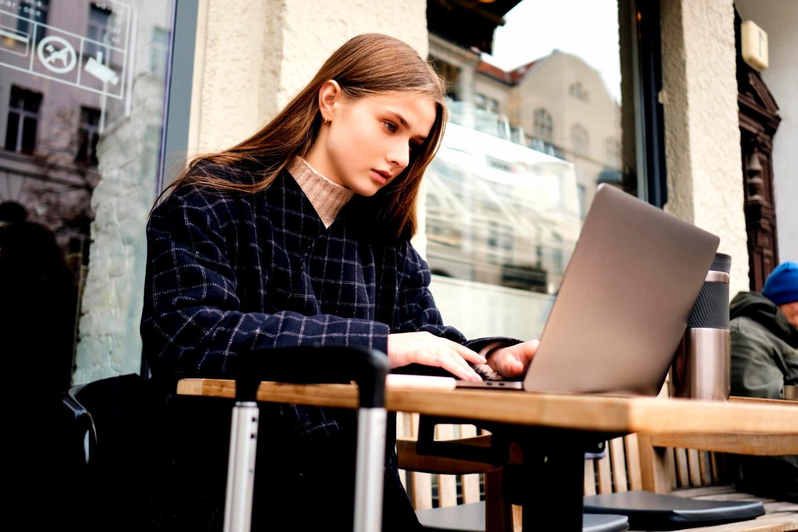 Profissional a trabalhar com dashboard financeiro